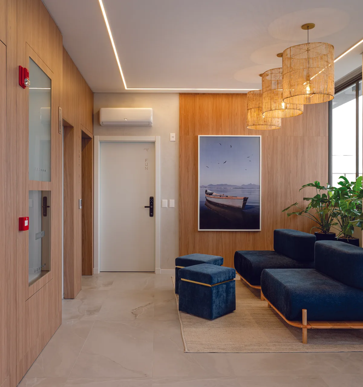 Quadro decorativo e sinalização em acrílico no hall