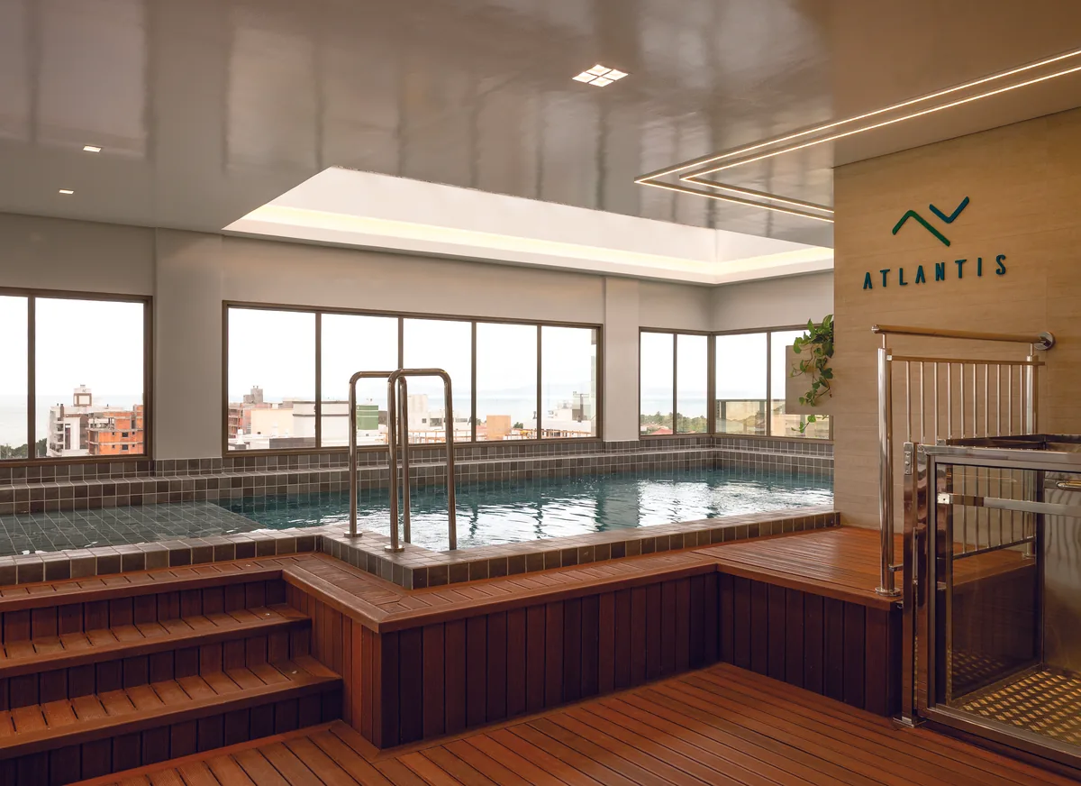 Marca Atlantis instalada na área da piscina