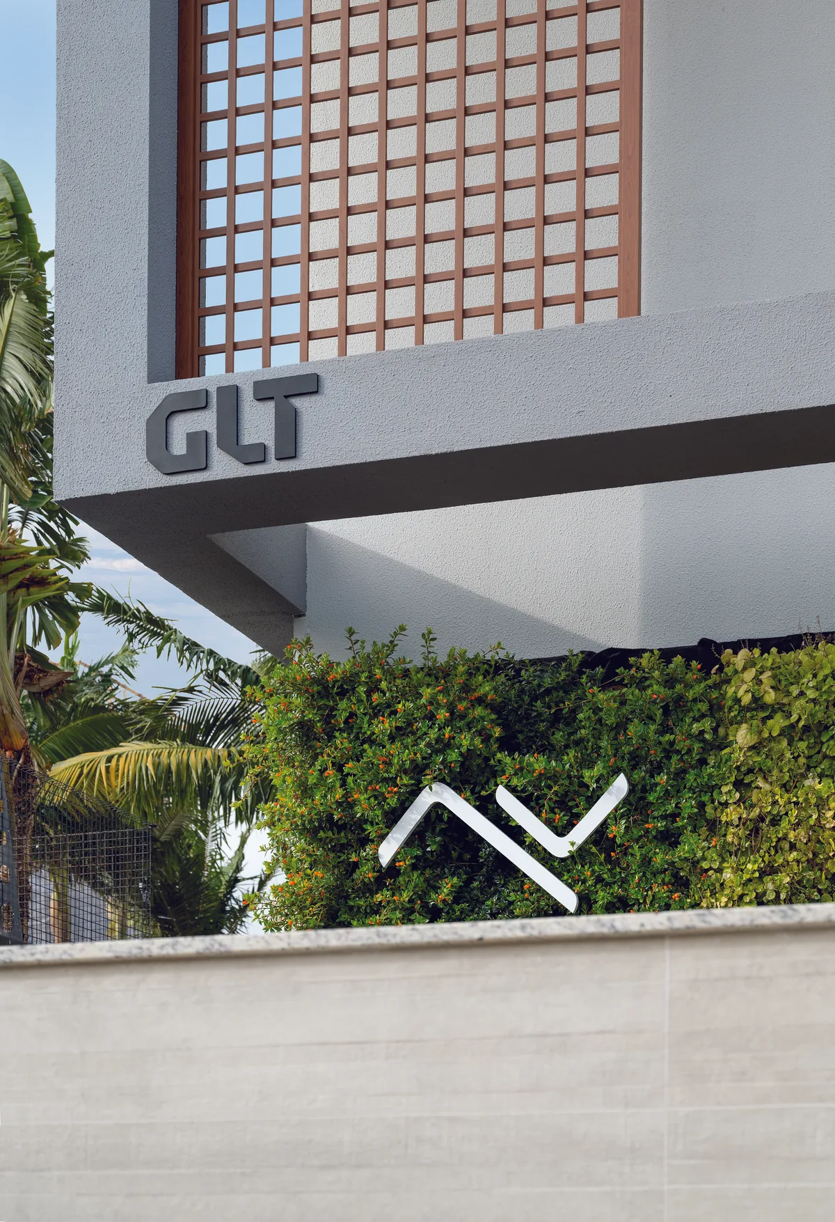 Identificação GLT aplicada na fachada e em jardim vertical