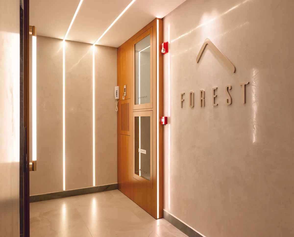 Marca Forest aplicada em hall de elevadores