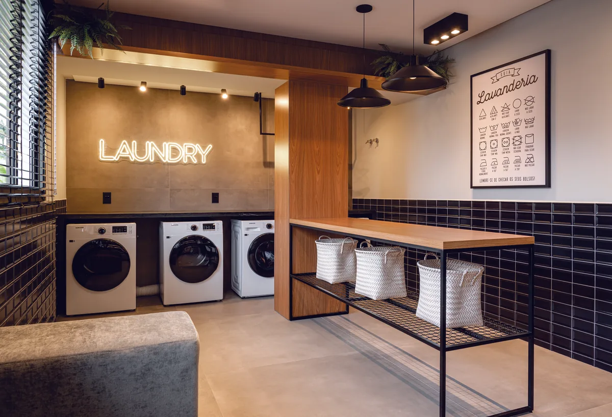 Letreiro em neon e quadro informativo na lavanderia